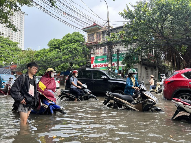 Mưa lớn ngập đường, người Hà Nội lại bì bõm đi làm- Ảnh 7.