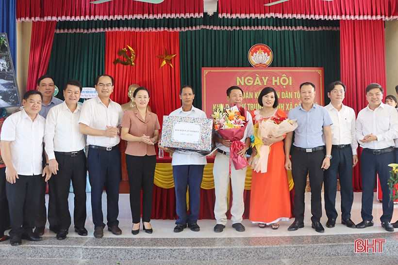 Head of the Provincial Party Committee's Mass Mobilization Commission joins in the solidarity festival in Cam Xuyen