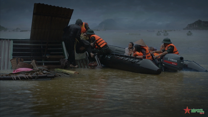 La película tiene escenas de rescate y socorro de personas en inundaciones.