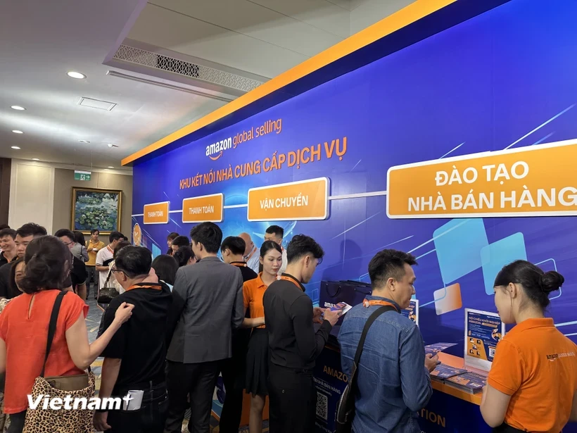 Verbraucher erleben das Einkaufen über Amazon. (Foto: Duc Duy/Vietnam+)