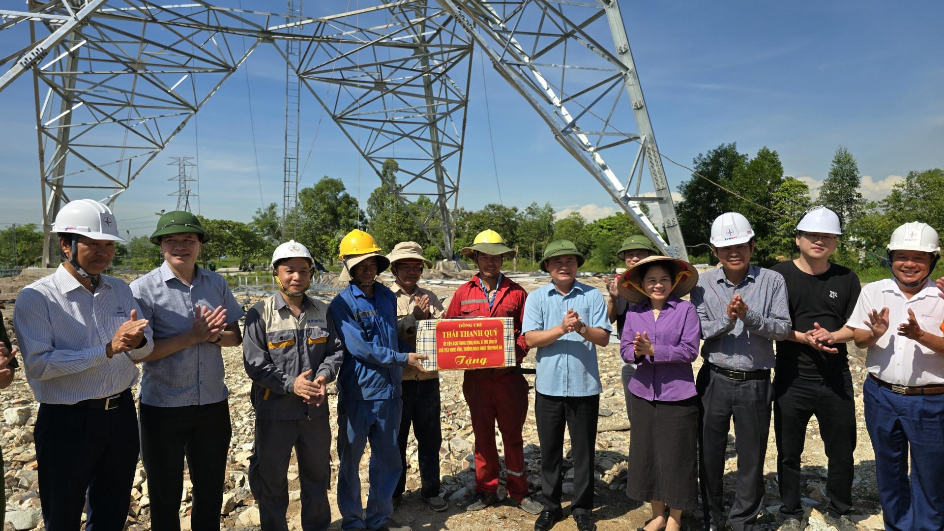 El secretario provincial del Partido, Thai Thanh Quy, inspecciona el progreso de la construcción del proyecto de la línea 3 de 500 kV