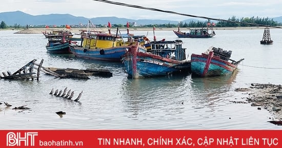 Xác tàu thuyền ngổn ngang ở vùng biển Cửa Nhượng