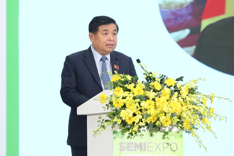 Minister of Planning and Investment Nguyen Chi Dung speaks at