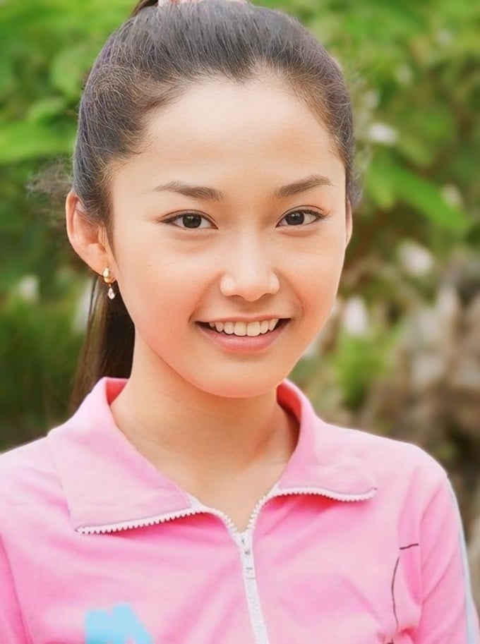 Vo Le Anh Dao plays Hanh Can, the only female lead in the film. Her photogenic face and gentle voice helped Anh Dao become a popular actress after the film aired. She worked as a model, acted in many commercials, and continued to appear in films such as Tuong Vi Canh Thin, Phan Dan Ba, and Noi Tinh Yeu Bo Dau. In 2009, she stopped acting, went to Singapore to study, and then pursued a major in Information Systems Management in Australia.