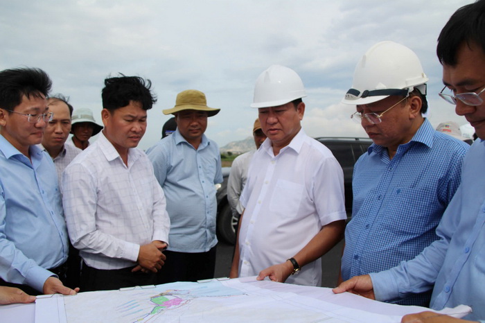 Tran Quoc Nam, Vorsitzender des Volkskomitees der Provinz Ninh Thuan, stellvertretender Sekretär des Parteikomitees der Provinz und Vorsitzender des Volkskomitees der Provinz Ninh Thuan, inspizierte den Baufortschritt des Komponentenprojekts 1, das die Nord-Süd-Schnellstraße mit der Nationalstraße 1A verbindet.