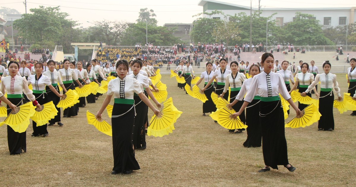 Un record pour la performance du Thai Xoe pour célébrer le 70e anniversaire de la victoire de Dien Bien Phu