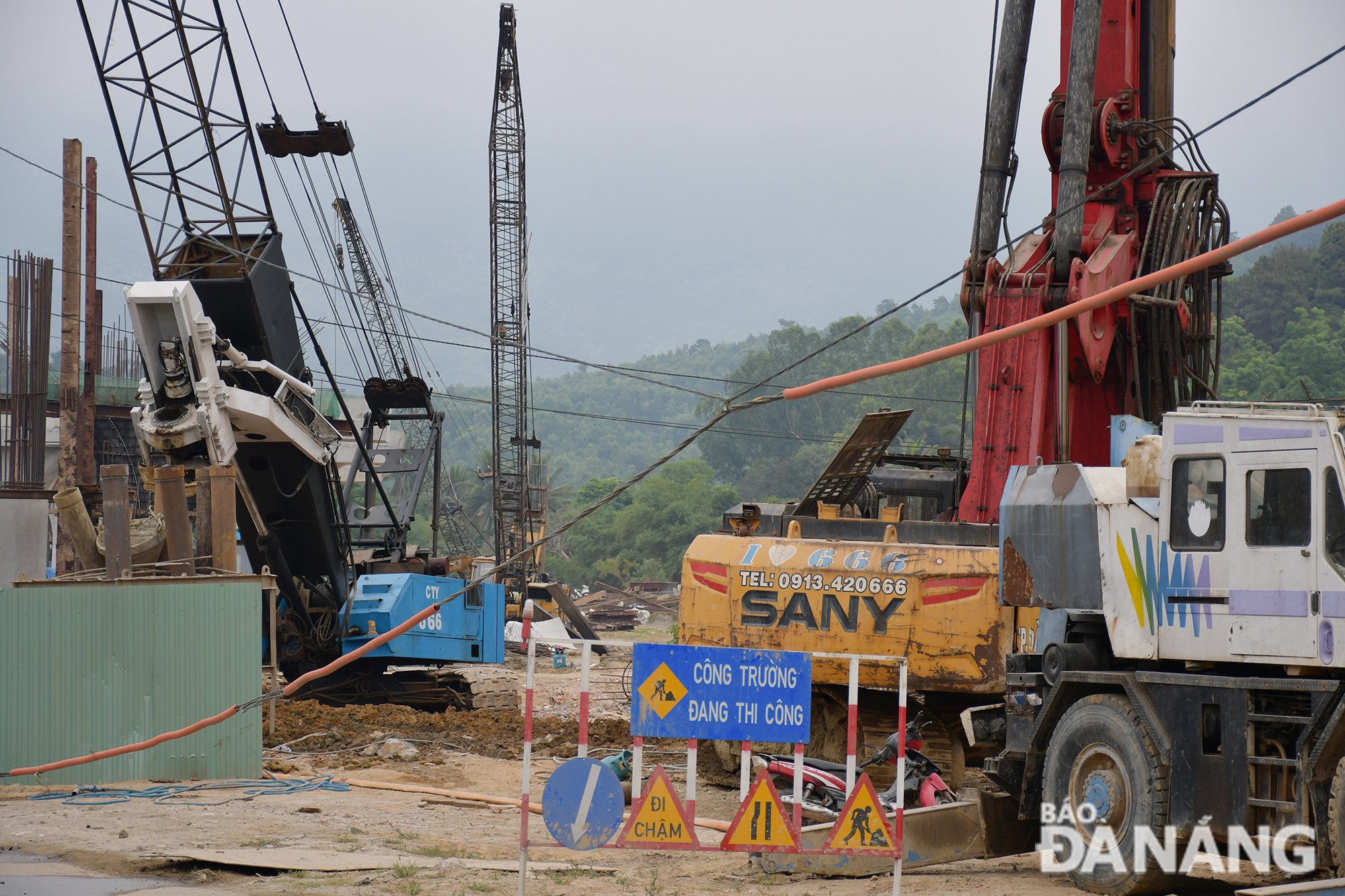 Construction d'une route côtière reliant le port de Lien Chieu. Photo : THANH LAN