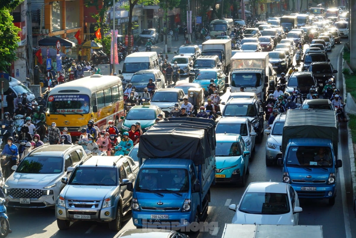 Người dân 'tay xách nách mang' rời Thủ đô nghỉ lễ, các ngả đường cửa ngõ Hà Nội ùn tắc ảnh 4