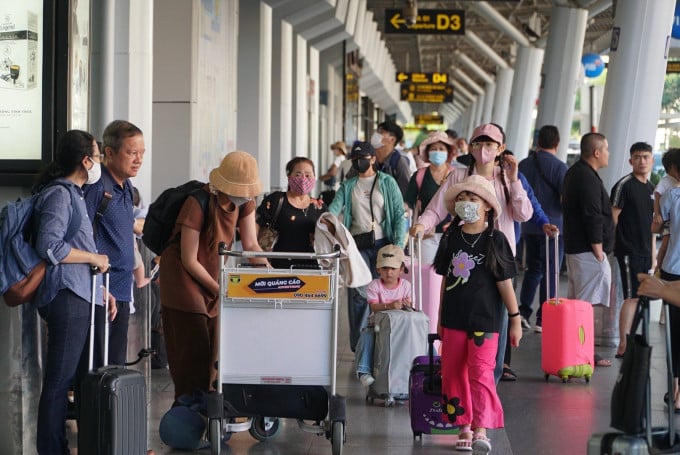 Passagiere am Flughafen Tan Son Nhat, Ho-Chi-Minh-Stadt. Foto: Gia Minh