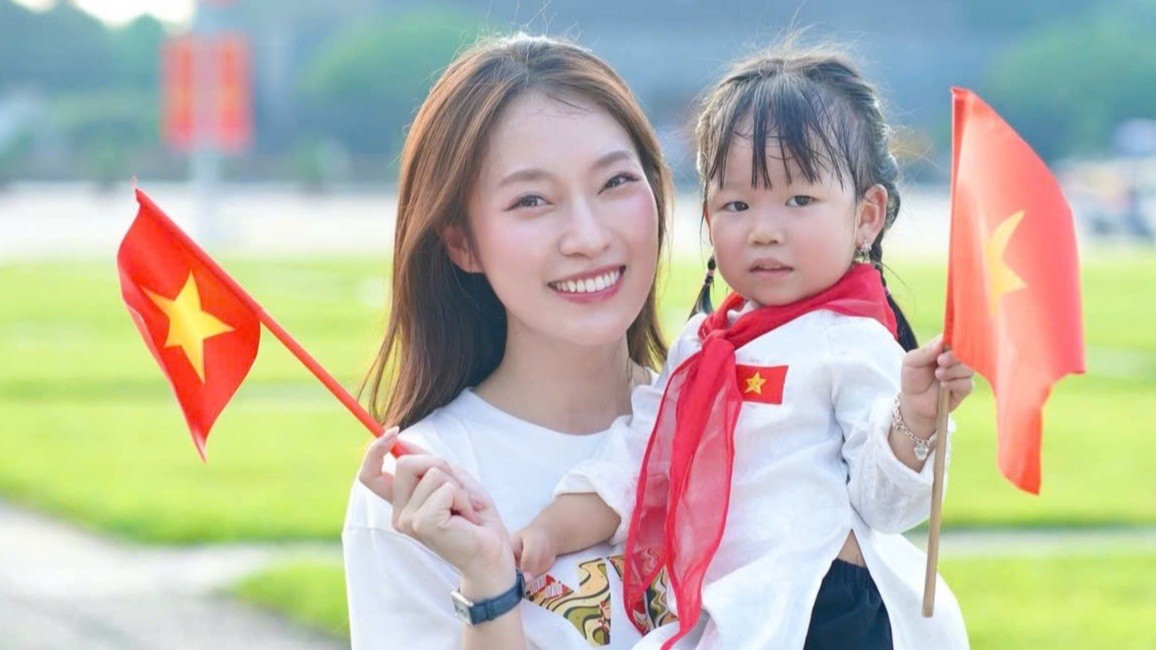 The trend of taking photos with the national flag and singing the national anthem on the occasion of National Day September 2nd photo 4