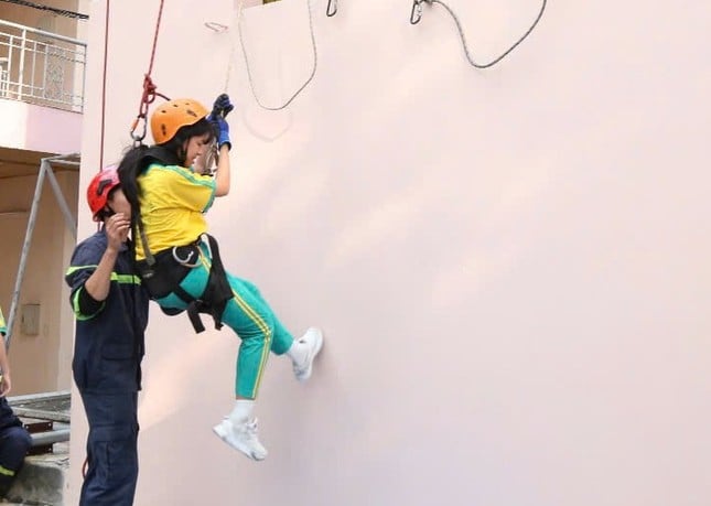 Jóvenes 'bomberos' se balancean en cuerdas, trepan edificios altos para combatir incendios y rescatar víctimas foto 4