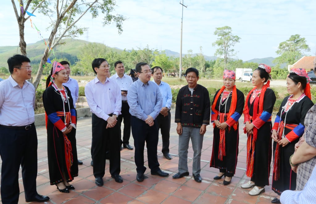 Đồng chí Đặng Xuân Phương, Phó Bí thư Tỉnh ủy trò chuyện, nắm tâm tư, nguyện vọng với cử tri, nhân dân thôn 2, xã Bằng Cả, TP Hạ Long.