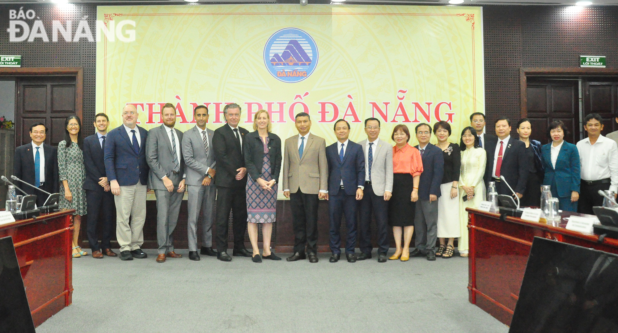 คณะทำงานถ่ายรูปที่ระลึก ภาพ: THANH LAN