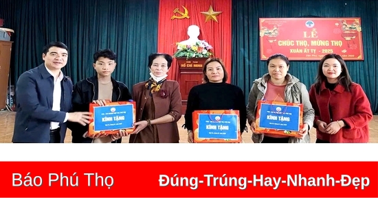 TYM chi nhánh Phú Thọ tặng quà Tết cho khách hàng có hoàn cảnh khó khăn