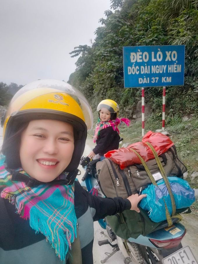 Mother and daughter check in at Lo Xo Pass, Lam Dong, 2022. Photo: Kim Canh