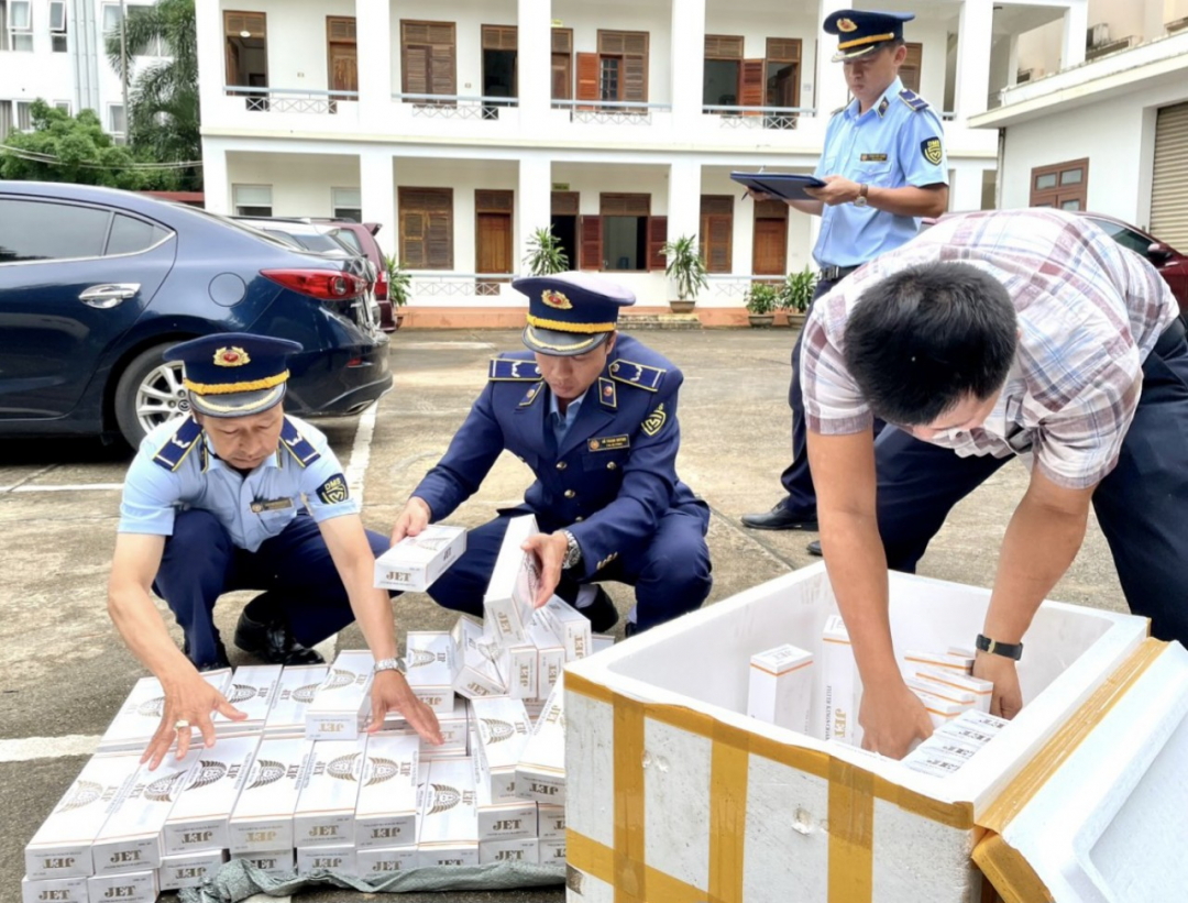 Lực lượng quản lý thị trường kiểm tra số thuốc lá nghi nhập lậu.