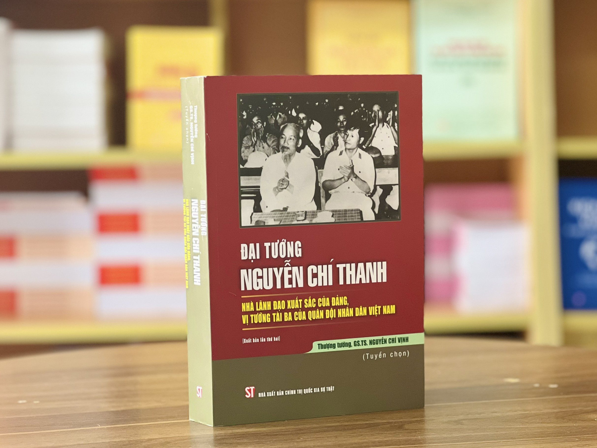 សៀវភៅ​ដ៏​ជ្រាលជ្រៅ​អំពី​វិភាគទាន​ដ៏​អស្ចារ្យ​របស់​នាយ​ឧ​ត្ត​ម​សេនីយ៍ Nguyen Chi Thanh