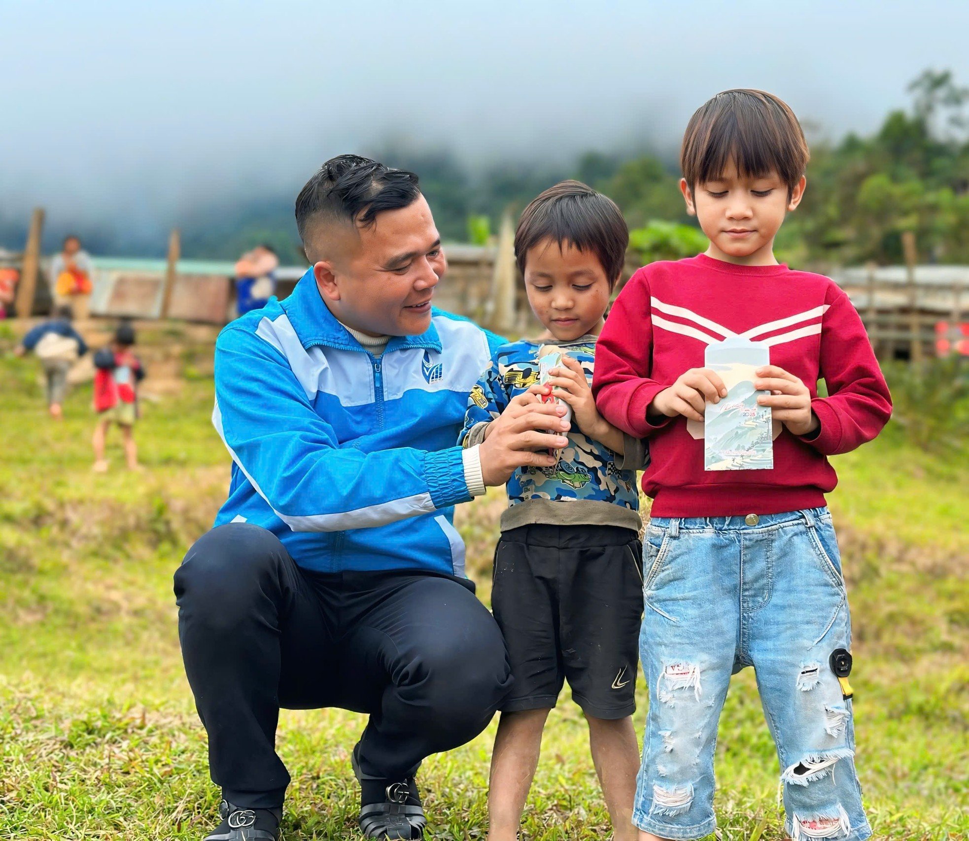 Les enfants des hauts plateaux de Quang Nam reçoivent de l'argent porte-bonheur tôt, photo 5