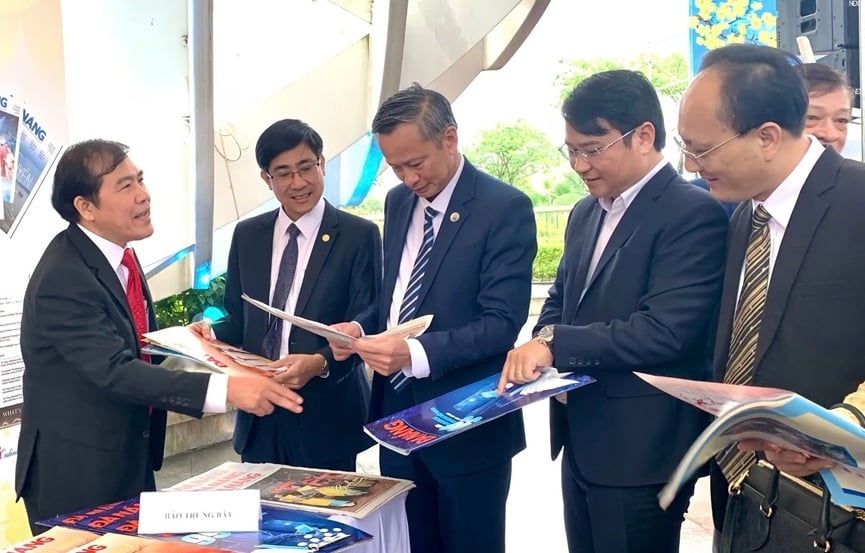 Da Nang introduces 800 newspaper products at the 2025 Spring Newspaper Festival, photo 1