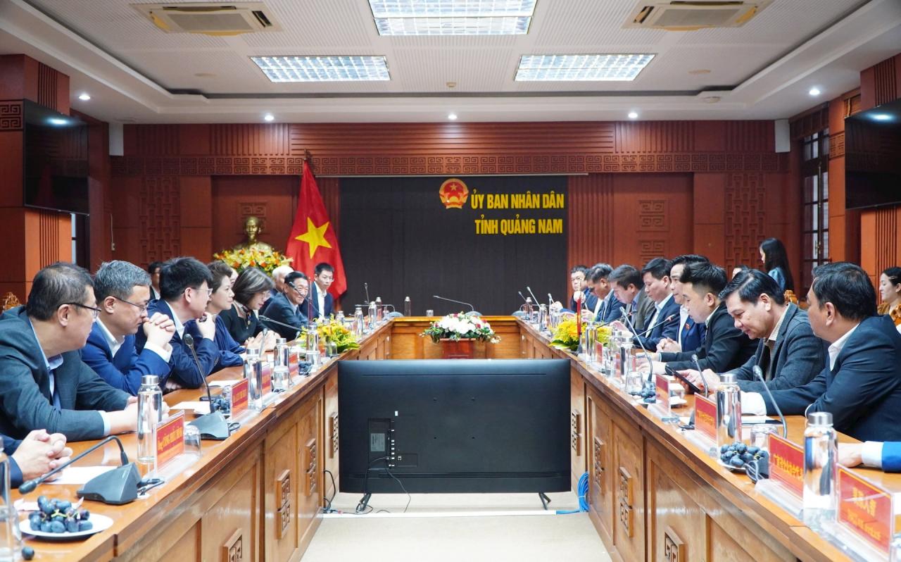 Escena de la recepción y sesión de trabajo con la delegación de la provincia de Jilin (China).