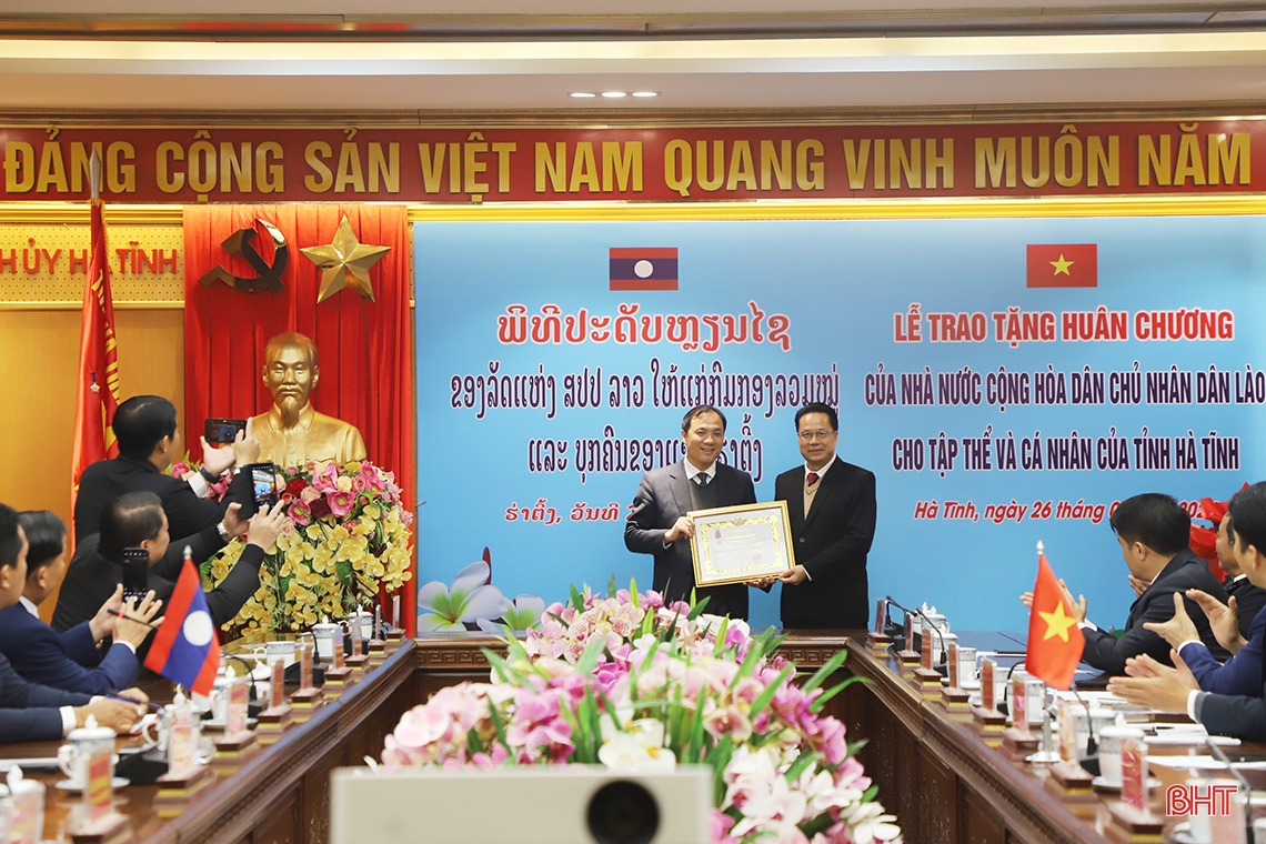 Remise de la Médaille du Travail de Première Classe de l'État du Laos à la province de Ha Tinh