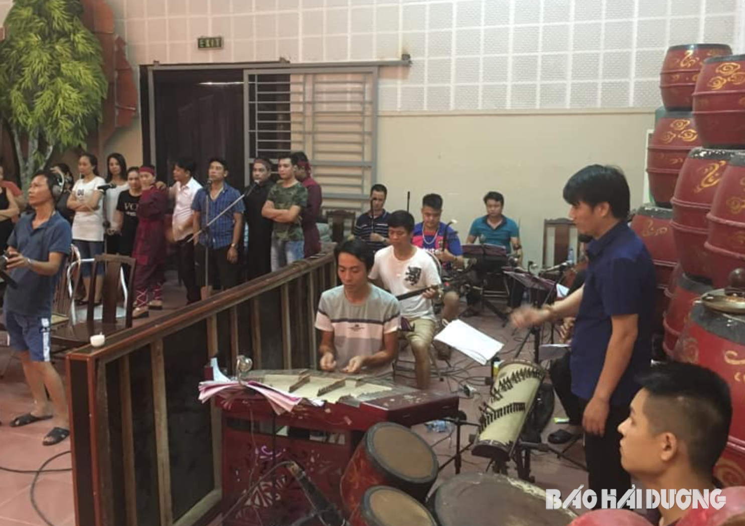 Los músicos del Teatro Hai Duong Cheo deben llegar muy temprano para prepararse para la actuación (foto proporcionada por el Teatro Cheo)