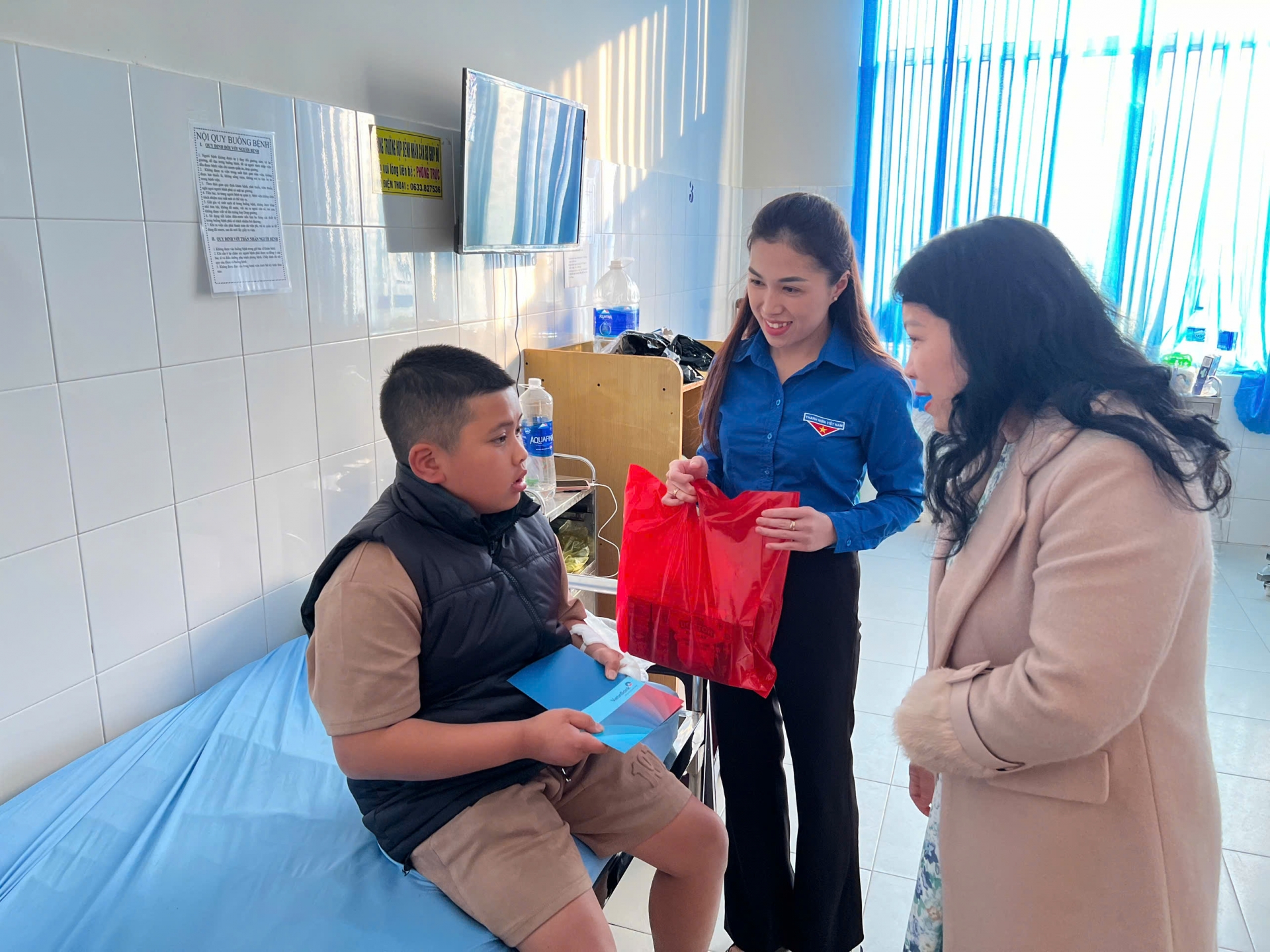 Frau Tran Diep My Dung – stellvertretende Sekretärin der Provinzjugendgewerkschaft, Vorsitzende des Provinzjugendrats und Frau Nguyen Diep Thi Anh Dao – stellvertretende Direktorin der Vietnam Joint Stock Commercial Bank for Industry and Trade – Niederlassung Lam Dong – besuchten die kranken Kinder und überreichten ihnen Tet-Geschenke.