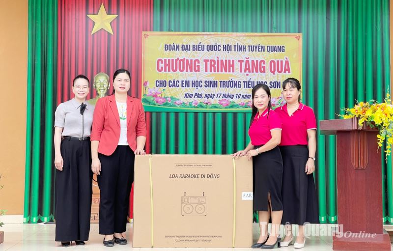 Đoàn đại biểu Quốc hội tỉnh trao tặng áo ấm, loa kéo cho trường Tiểu học Sơn Lạc