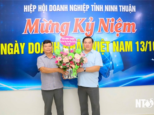 Die Zeitung Ninh Thuan besuchte und gratulierte der Provincial Business Association und der Provincial Young Entrepreneurs Association