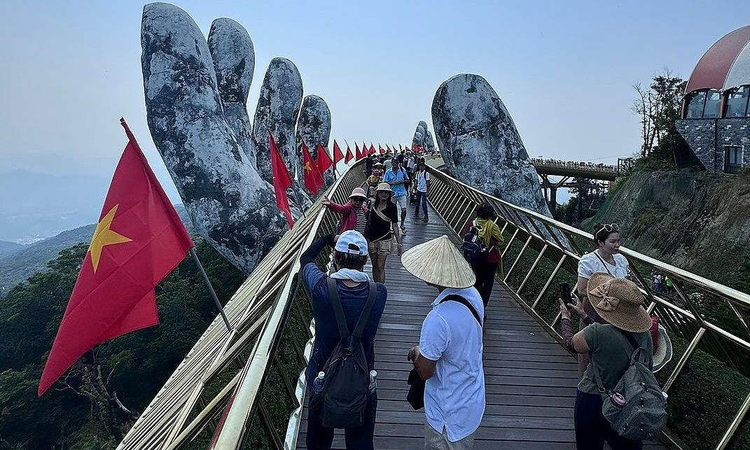 روجر فيدرر ينشر صورًا من رحلته إلى دا نانغ وهوي آن