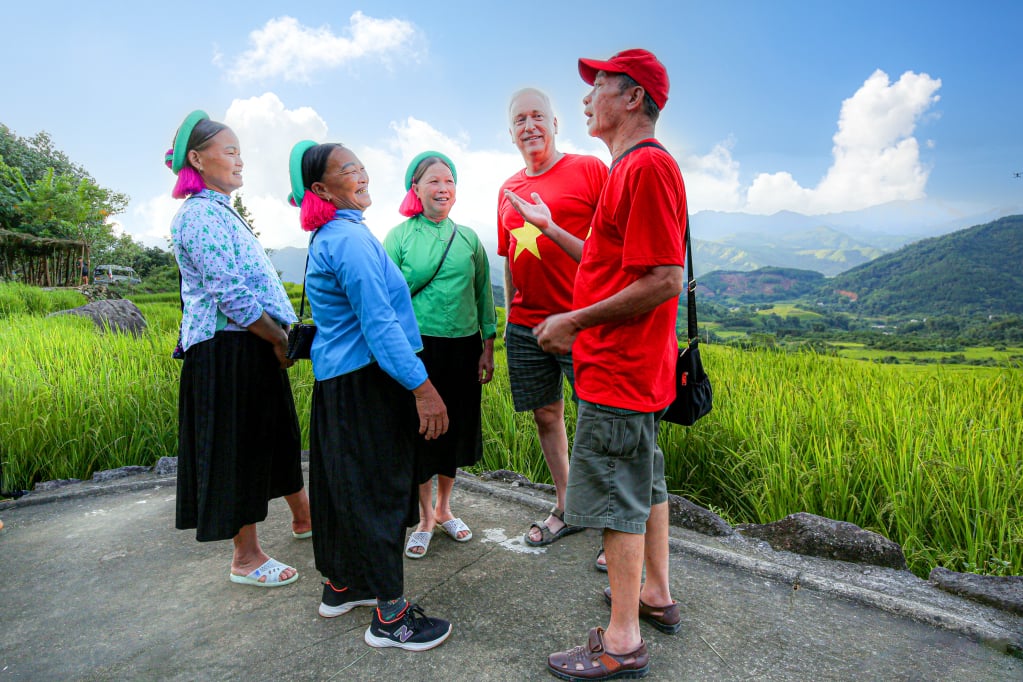 San Chi people chat with tourists at the 2024 Binh Lieu Golden Season Festival.