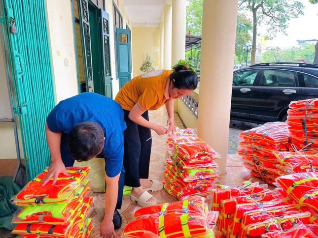 Ho Chi Minh City residents braved the rain and stayed up all night to collect goods to support northern provinces and cities, photo 1