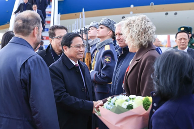 Premierminister Pham Minh Chinh kommt in Kazan an, um am BRICS-Staats- und Regierungscheftreffen teilzunehmen