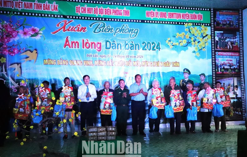 [Ảnh] “Xuân biên phòng - Ấm lòng dân bản” - Tết Giáp Thìn 2024 ở Đắk Lắk ảnh 7