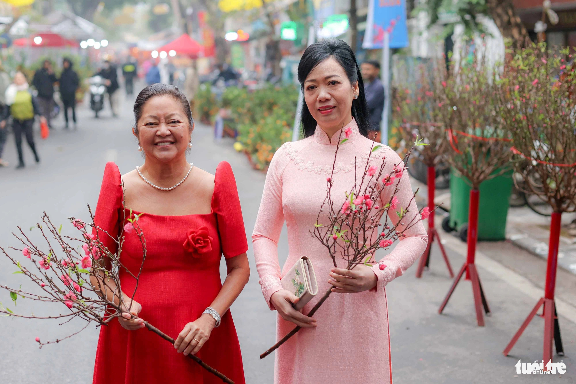 Phu nhân Phan Thị Thanh Tâm tặng Phu nhân Louise Araneta - Marcos một cành đào nhỏ, bà Louise Araneta - Marcos tỏ ra rất thích món quà ý nghĩa này - Ảnh: NGUYỄN KHÁNH