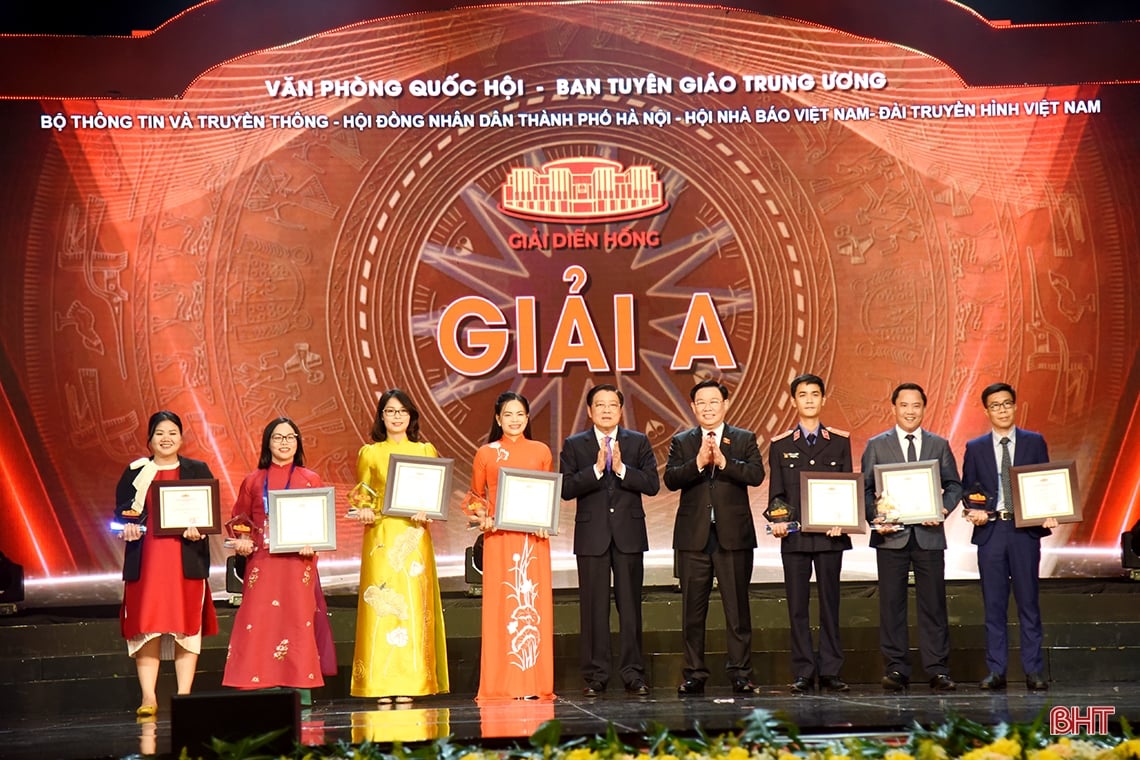 Segundo Premio Dien Hong: el periódico Ha Tinh ganó el premio C, la estación de radio y televisión provincial recibió un certificado de mérito por su excelente trabajo colectivo.