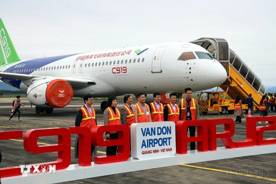 중국상용항공기총공사(Comac Air)는 2024년 2월 27일 꽝닌성 반돈구 반돈 국제공항에서 상업용 여객기 전시회 및 시연을 개최했습니다. (사진: Duc Hieu/VNA)