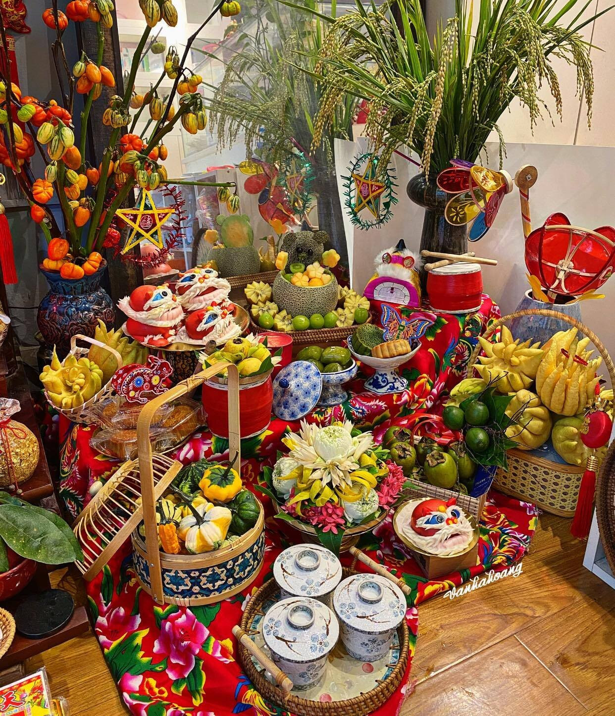 Full and colorful Mid-Autumn Festival tray. (Photo: Van Ha Hoang)