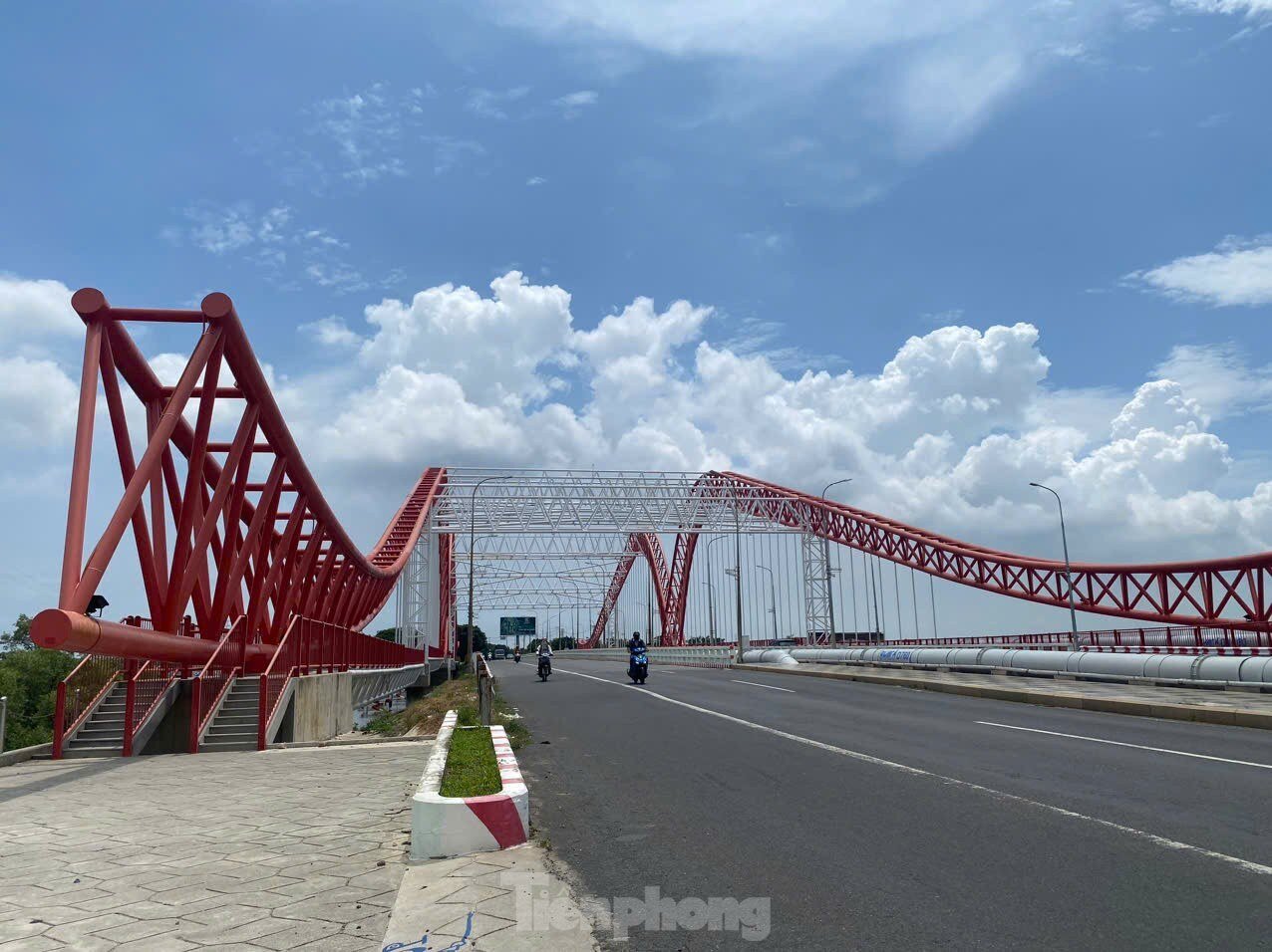 Close-up of the bridge shaped like a seagull spreading its wings in Ba Ria - Vung Tau photo 16