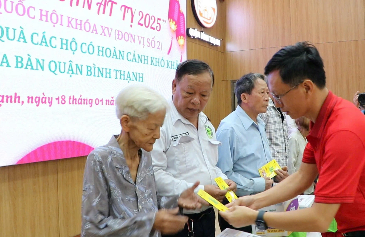 Agribank gives gifts to people in difficult circumstances on the occasion of the Lunar New Year