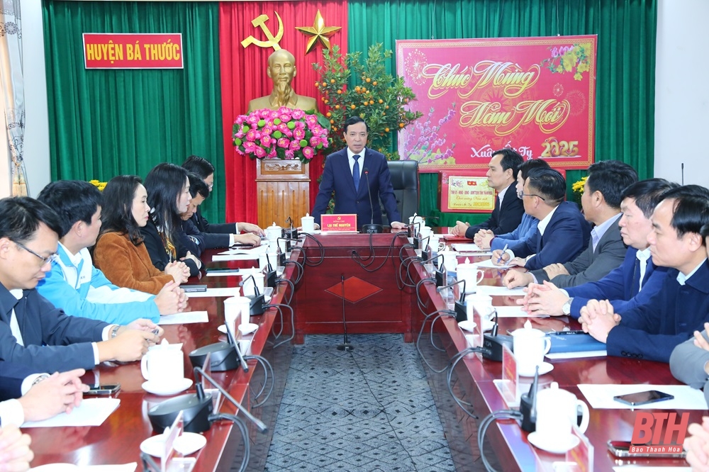 El subsecretario permanente del Comité Provincial del Partido, Lai The Nguyen, visitó el Cementerio Internacional de Mártires de Dong Tam y visitó y entregó regalos a las familias de los políticos en el distrito de Ba Thuoc.