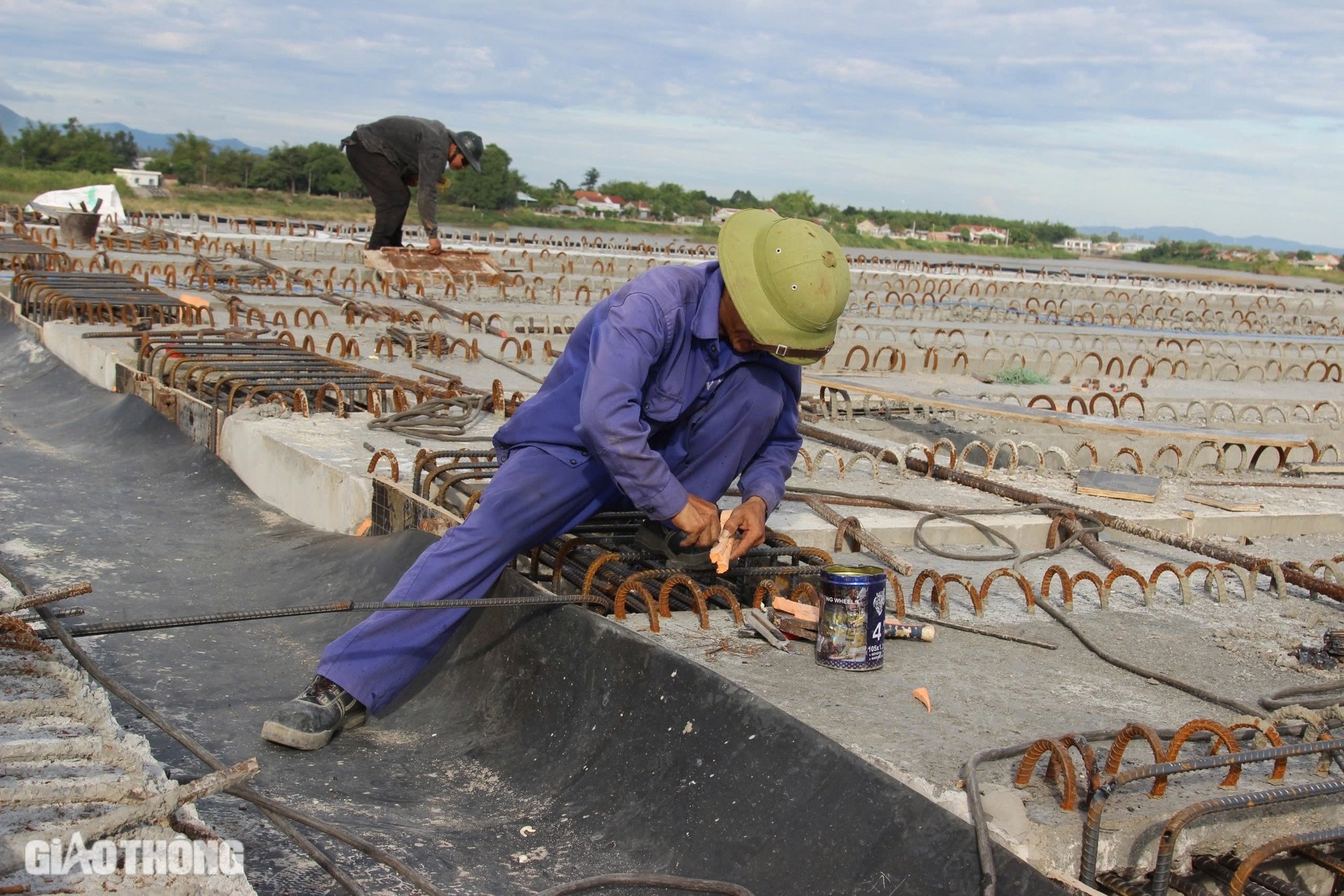 Gác niềm riêng, thi công xuyên lễ trên cao tốc Bắc - Nam qua Bình Định- Ảnh 3.