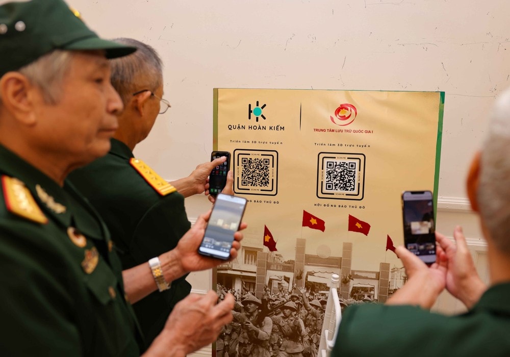 Les vétérans scannent le code QR pour accéder à l'exposition en ligne sur le thème « Hé compatriotes de la capitale ! (Photo : VNA)