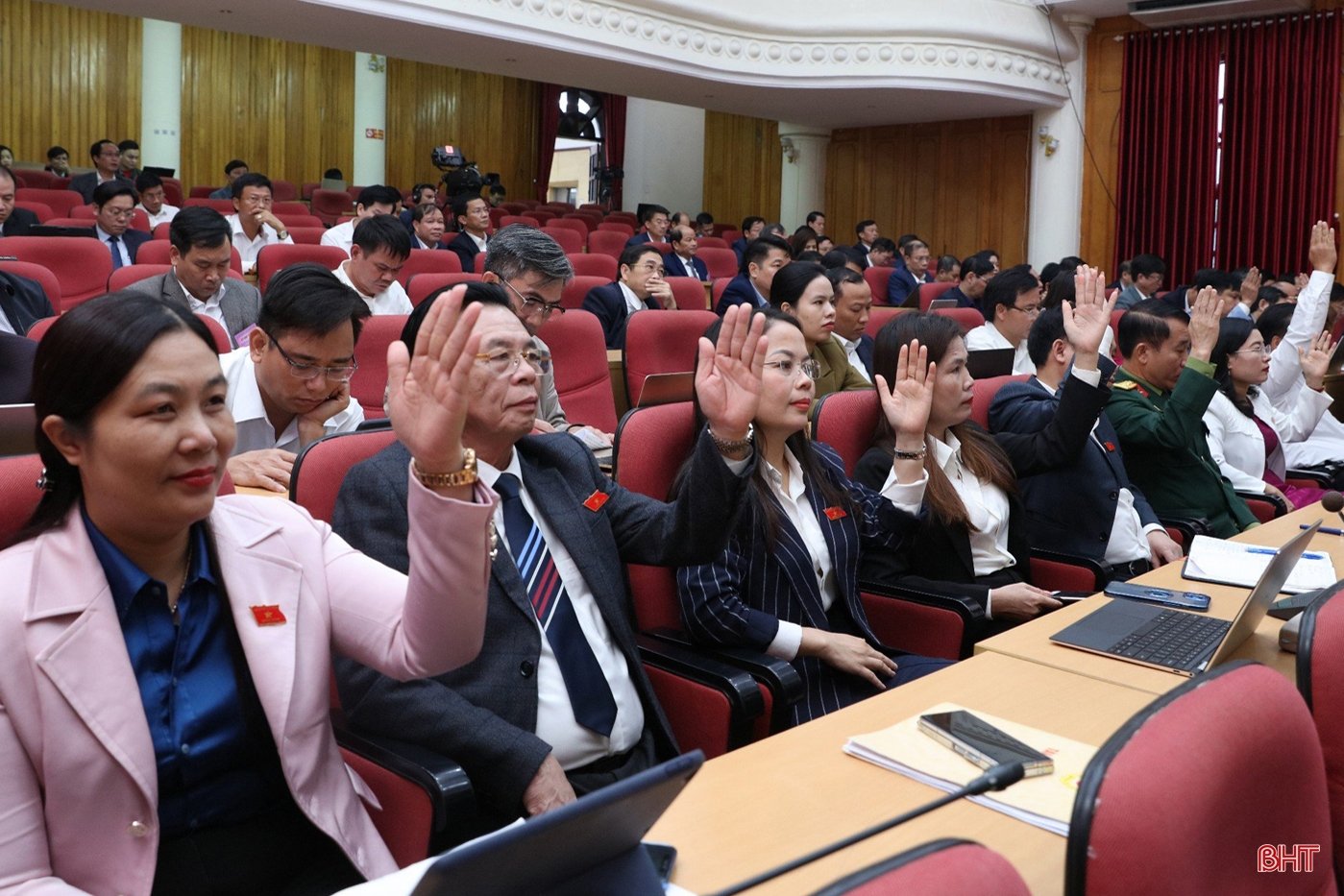 At the 17th session, the People's Council of Ha Tinh province passed 27 important resolutions.