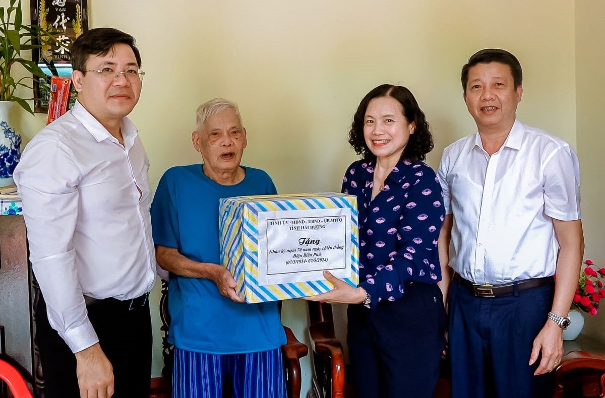 Gia Loc district visits and gives gifts to Dien Bien soldiers