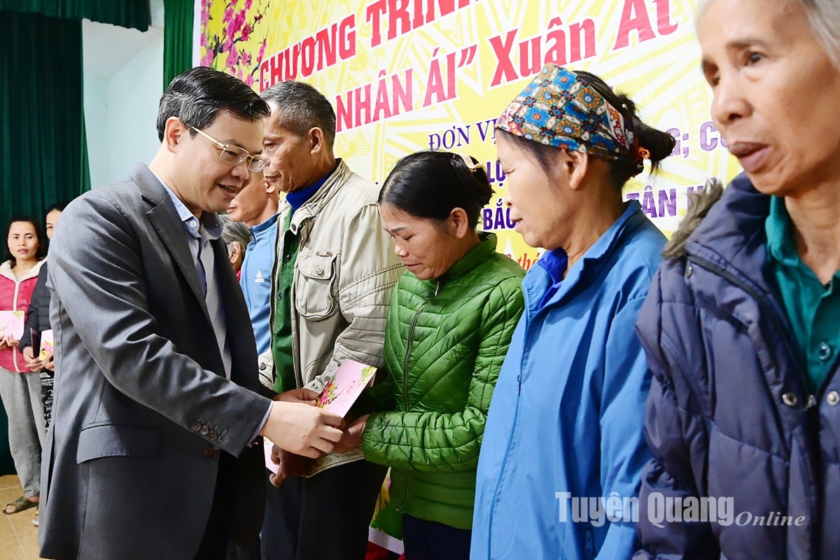 Chairman of the Provincial People's Committee Nguyen Van Son presented charitable Tet gifts for the Year of the Snake 2025