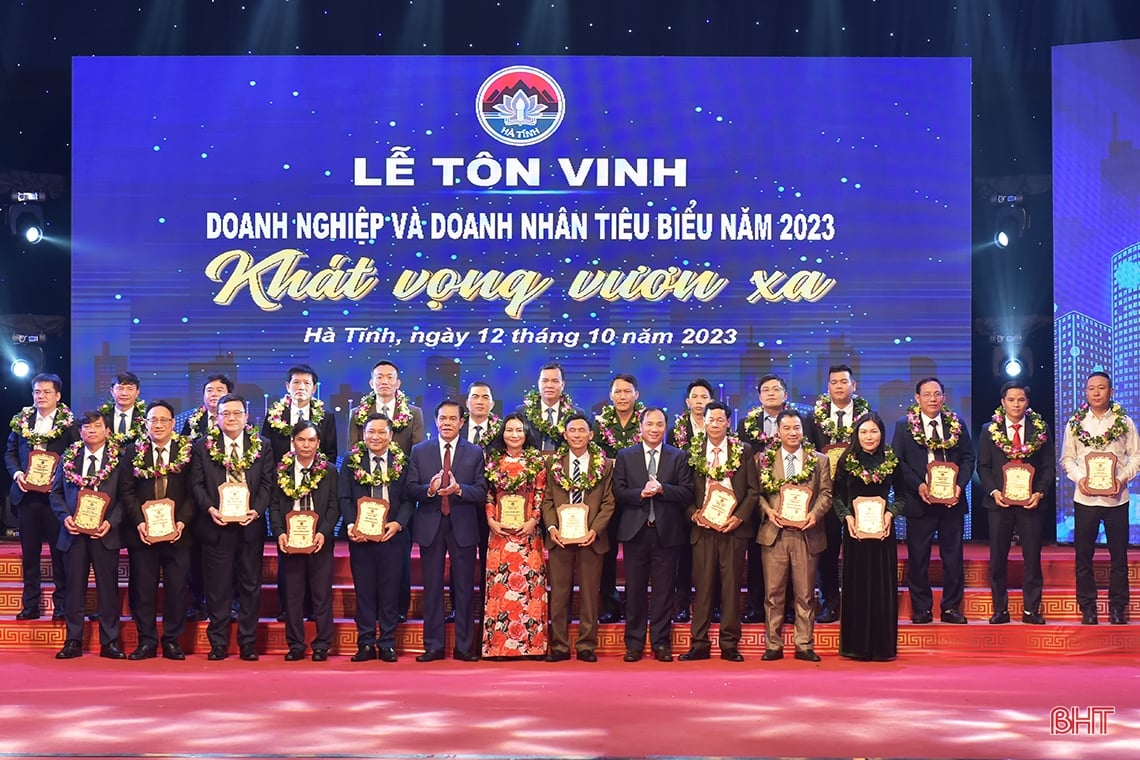 Ha Tinh honors 53 outstanding businesses and entrepreneurs