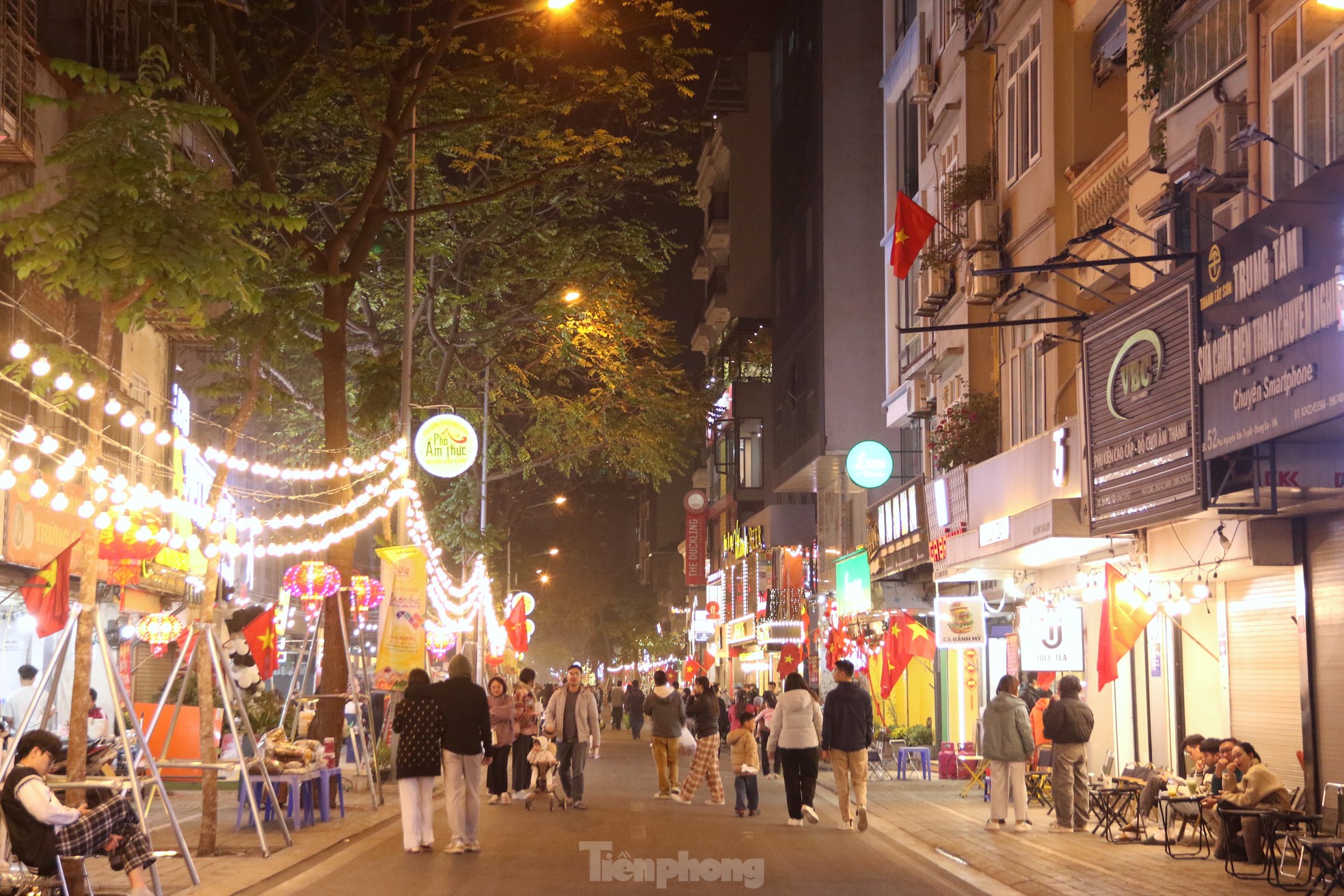 Chaos in der neu eröffneten Food Street in Hanoi Foto 2