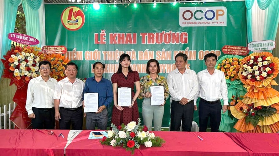 Khai trương điểm giới thiệu và bán sản phẩm OCOP