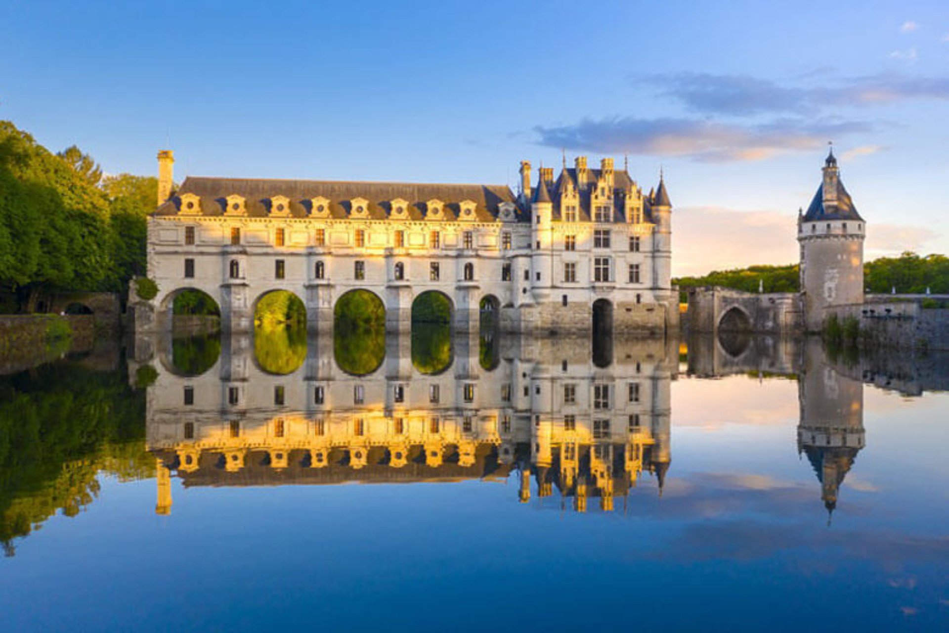 Chenonceau-vue-depuis-le-Cher-httpsguidetourismnetworldfrancechenonceau-castle-1.jpg